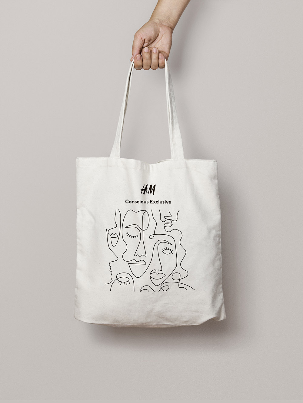 Main qui tient un totebag